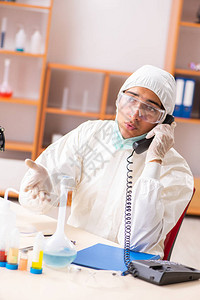 年轻生物化学家身着防护服背景图片