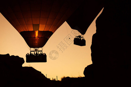在土耳其卡帕多西亚河谷上空携带气球飞过Cappad图片