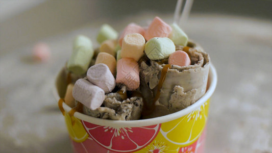 分离的轧制水果冰淇淋夹子特写顶视图泰式冰淇淋是一种很棒的甜点冰淇淋玫瑰花结背景图片