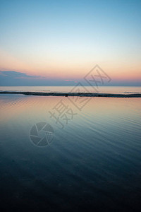 平海中清水面的蓝色平静日落背景图片
