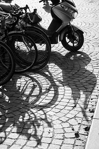 黑色和白色的自行车和摩托车摄影图片