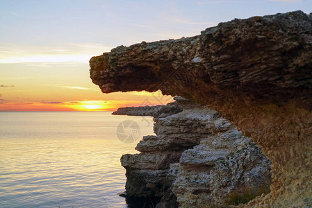 石窟在沙滩上的岩石上塔尔汉库特俄罗斯克里米亚图片