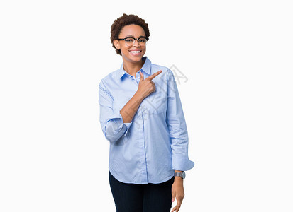 年轻美丽的非洲裔美国女商人在与世隔绝的背景下欢快地笑着用手和指着一边图片