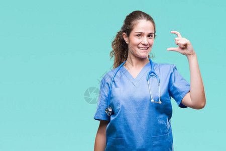身着护士或外科医生制服的年轻黑发女医生图片