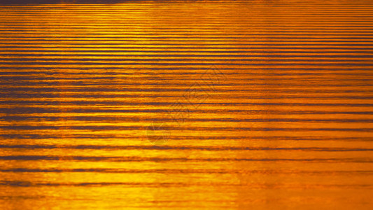 小海浪反射法属波利尼西亚令人叹为观止的异国橙色日落图片
