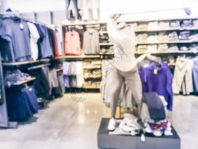 在美国体育零售店用假名制作高尔夫球服饰配件和渔具的图片