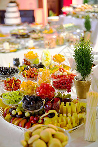 在精美的餐桌上精心挑选的蛋糕和水果组合背景图片