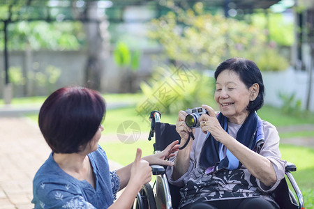 儿女在后院照顾年长的母亲孩子和图片