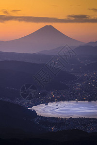 与诹访湖日出高保地的空中富士山图片