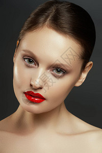 美容时装模特女人的脸完美肌肤的肖像红唇和指甲美丽感的黑发女图片