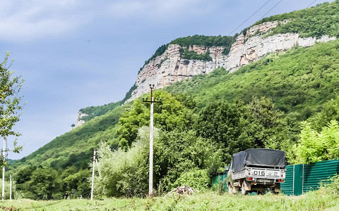 高加索山区绿叶林梅兹迈和关岛俄罗斯克拉图片