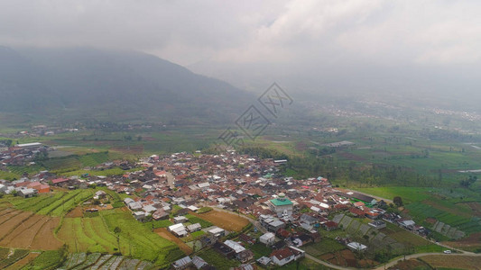 亚洲小镇与清真寺在农田之间的山区图片