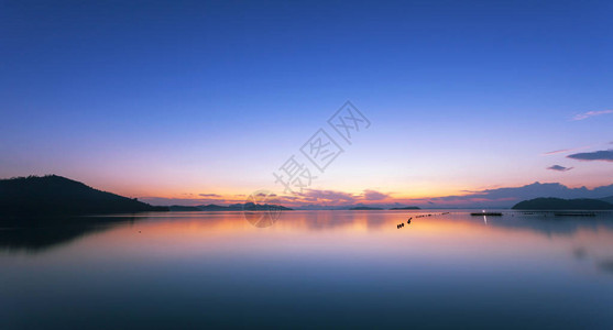 天空和海景多姿彩夜晚日落时在大自然的海图片