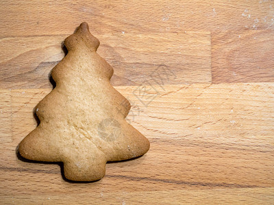 圣诞树成形的金属饼干切割机在木图片