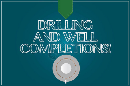 显示钻井和完井的文字符号概念照片石油和天然气石油工业程咖啡杯碟顶视图照片对空白颜色快照背景图片