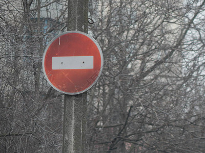 指示汽车和行人移动方向的路标背景图片