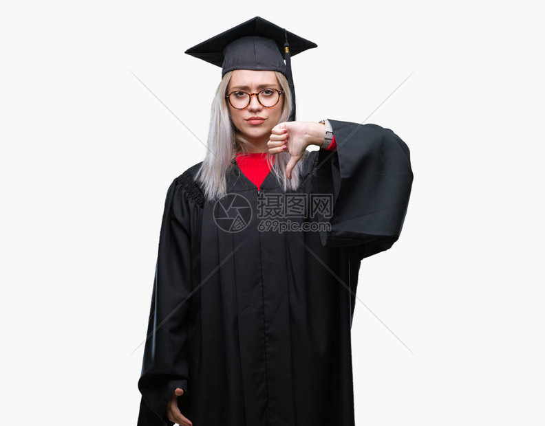 身着毕业制服的金发年轻女郎与孤立的背景相隔绝看起来很不高兴和愤怒却被抛弃了图片