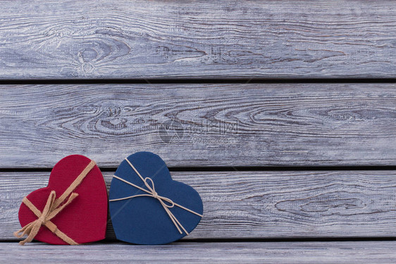 红色和蓝色的心形goft盒子情人节背景与心的形状的彩色盒子浪图片