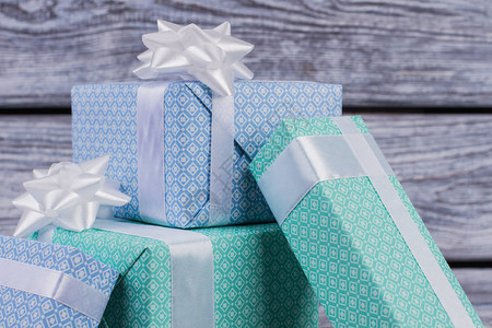 礼品盒背景用蓝色和绿松石纸在复古背景上的节日礼品盒礼品装饰图片