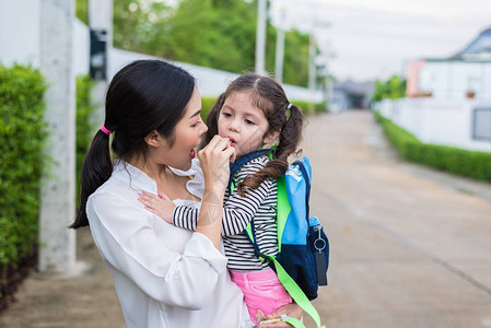 妈在上学前给女儿喂零食回到学校和教育理念甜蜜的家和幸图片