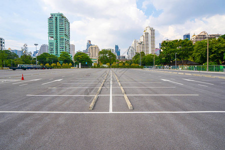 清空的停车场城市在背景和美背景图片