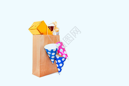 白色背景的购物纸袋和礼品盒图片
