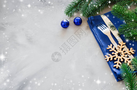 编写圣诞菜单的背景冬季餐桌布置圣诞树餐具和白纸顶视图图片