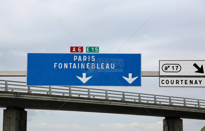 蓝色高速公路标志有通往巴黎和丰泰因图片