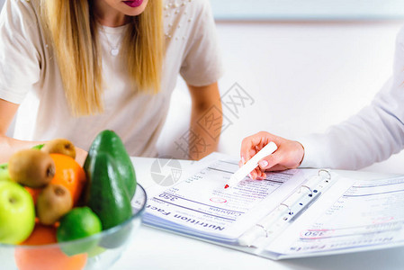 在办公室咨询的营养饮食和女病人医生营养学背景图片