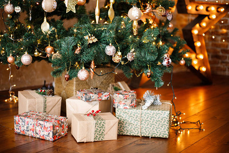 圣诞树下的礼物和礼物图片