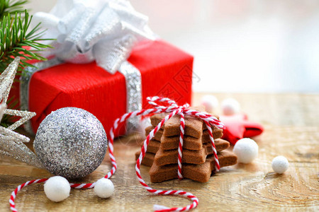 圣诞或新年贺卡上有喜庆装饰品的圣诞饼干图片