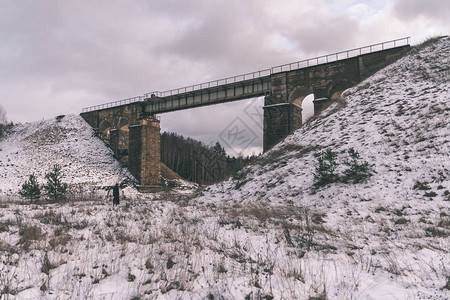 冬季景观中的金属石桥图片