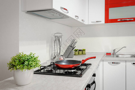 公寓中的现代红白色厨房图片