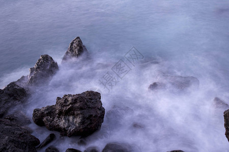 长雾影响海洋背景的岩石自然照片具图片