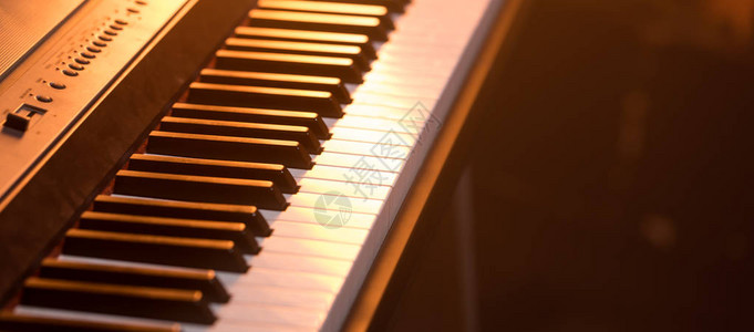 钢琴键特写在美丽的彩色背景上音高清图片