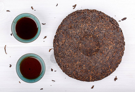圆盘平面杯茶和两杯白茶按下发酵的Puerh茶图片