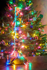 用圣诞树灯串包裹的重型大锤图片