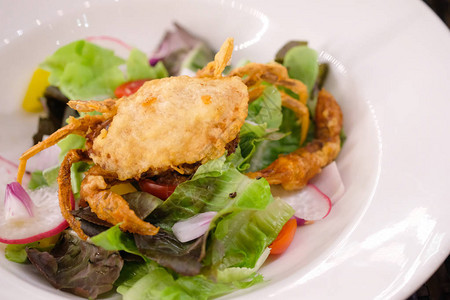 美味的软壳蟹沙拉健康的饮食理念图片