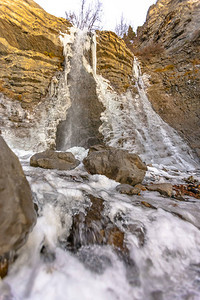 巴特尔克里步道上部分结冰的瀑布瀑布高约60英尺图片