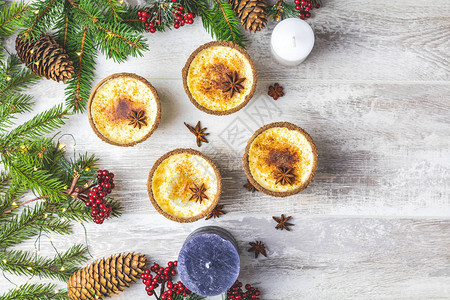 圣诞节和寒假的肉桂和肉豆蔻蛋酒自制蛋酒在带辣边缘的眼镜中顶视图片
