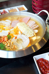 美味的韩国火锅配蔬菜图片