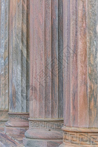 建筑物外的一排高耸的柱子近距离观察一排建筑物的高耸柱子柱子表面有浅槽图片