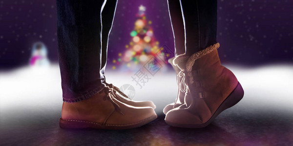 爱情概念冬季浪漫圣诞夜情侣亲吻的低图片