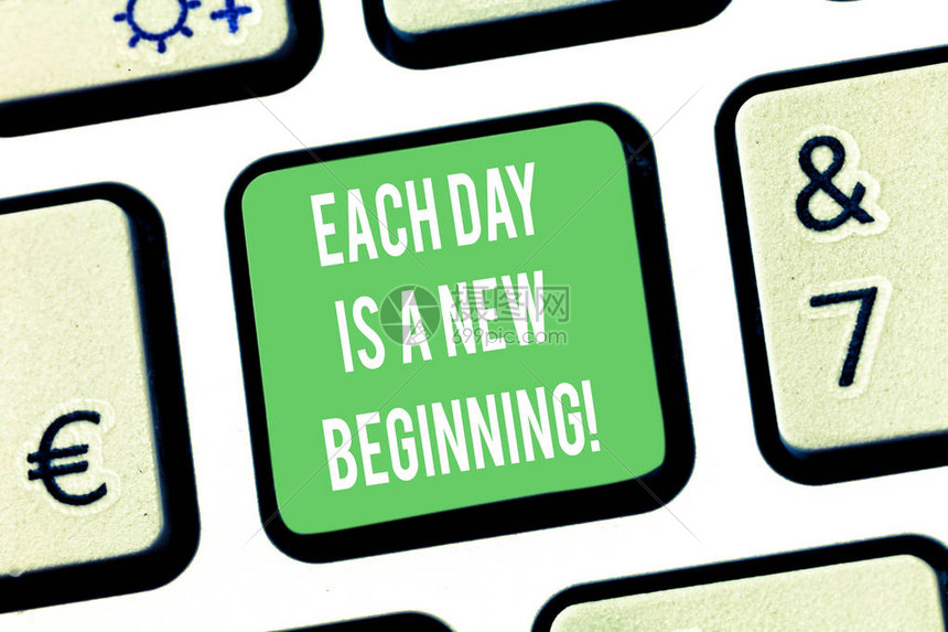 写笔记显示每一天都是一个新的开始商务照片展示每天早上您都可以重新开始灵感键盘意图创建计算机消息图片