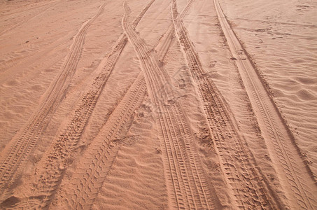 一辆吉普车在沙漠Wadi背景图片
