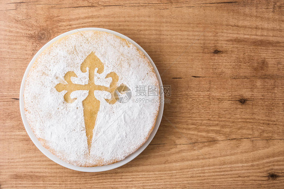 圣地亚哥塔来自西班牙圣地亚哥的传统杏仁蛋糕在木桌上顶视图片