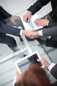 商务握手和商务人士概念图片