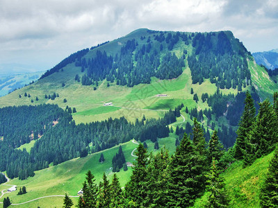 Obertogogenburg山的Stockberg峰顶图片