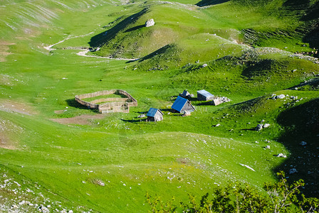 黑山在白天的风景秀丽图片