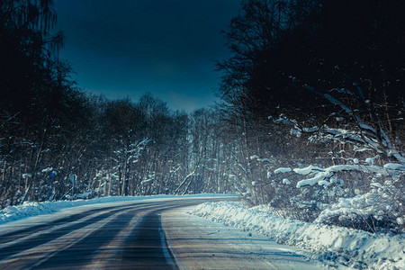 白雪皑的冬季道路乘车旅行图片